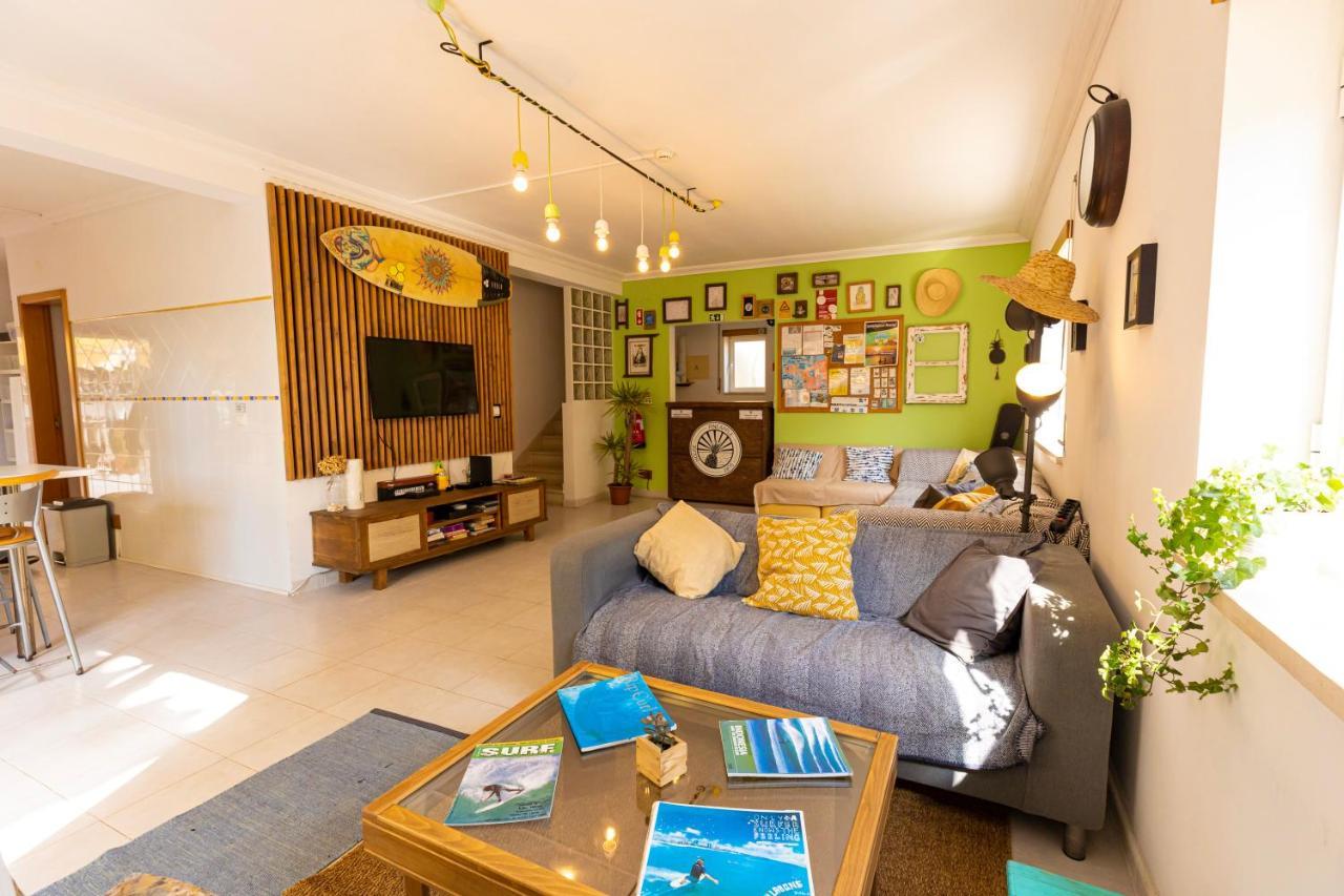 Ostello Pineapple Surf House Atouguia Da Baleia Esterno foto