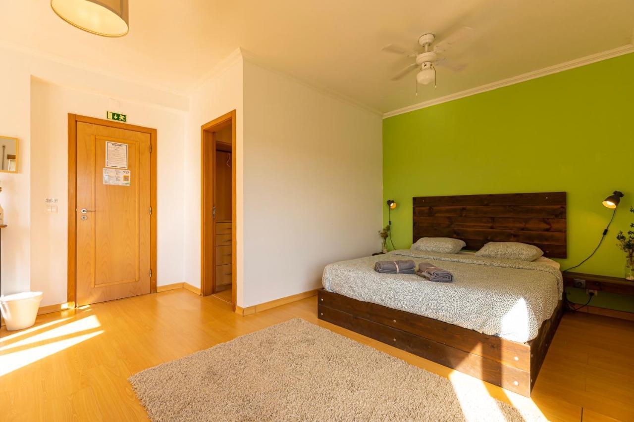Ostello Pineapple Surf House Atouguia Da Baleia Esterno foto