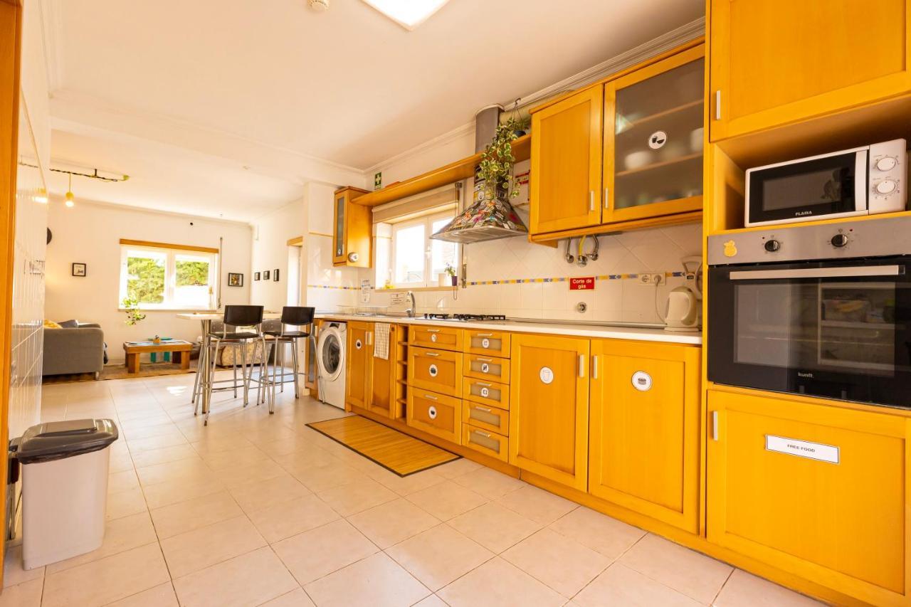 Ostello Pineapple Surf House Atouguia Da Baleia Esterno foto