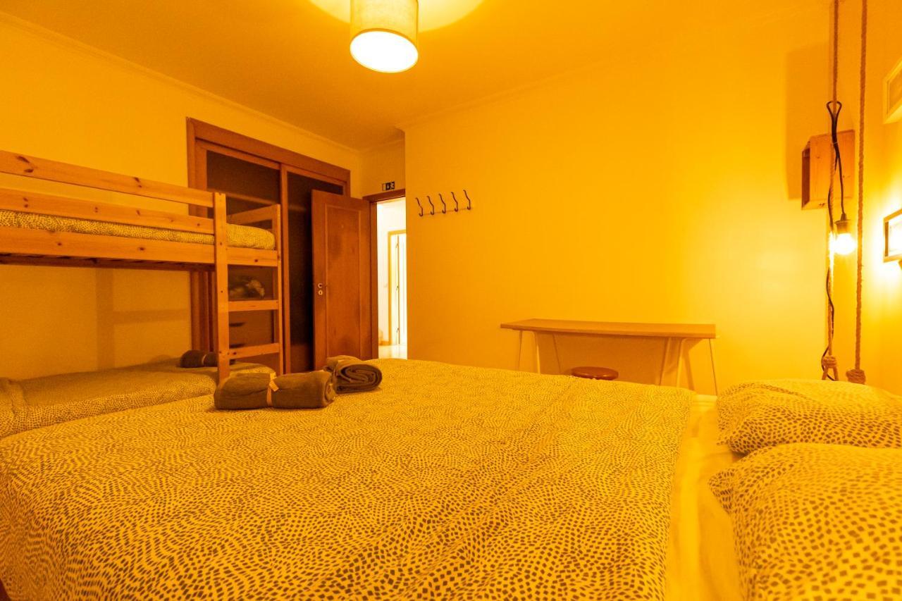 Ostello Pineapple Surf House Atouguia Da Baleia Esterno foto
